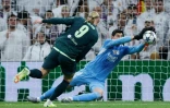 Le gardien du Real Madrid Thibaut Courtois face à l'attaquant de Manchester City Erling Haaland le 10 décembre 2025 dans le stade Santiago Bernabeu de Madrid