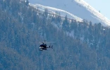 Un hélicoptère de la gendarmerie transport les corps de victimes d'avalanche le 25 janvier 2015 dans les Alpes