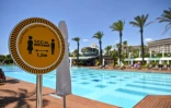 Un panneau invite au respect des distances physiques près de la piscine d'un hôtel à Antalya, dans le sud de la Turquie, le 19 juin 2020