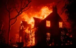 Une maison en flammes dans la région de Los Angeles, en Californie, le 8 janvier 2025