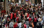Des agents de la SNCF informent des passagers en attente de leur train à la gare Montparnasse, le 26 juillet 2024 à Paris