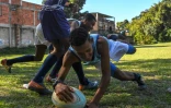 Des adolescents brésiliens pendant un cours de rugby dans la favela Morro do Castro à Rio de Janeiro le 1er septembre 2017