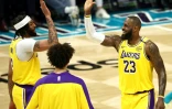 LeBron James (d) et Anthony Davis lors du match NBA des Los Angeles Lakers contre les Hornets, le 27 janvier 2025 à Charlotte