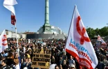 Manifestants de La France insoumise (LFI), place de la Bastille à Paris le 5 mai 2018