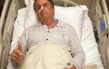 Cette photo obtenue sur le compte twitter officiel du président brésilien Jair Bolsonaro (@jairbolsonaro) montre le chef de l'Etat brésilien sur son lit d'hôpital, à Sao Paulo, où il est soigné pour une sub-obstruction intestinale, le 3 janvier 2022.