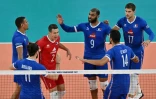 Les Français dont Earvin Ngapeth (c) se remotivent contre l'Italie en quart de finale du Mondial, le 7 septembre 2022 à Ljubljana