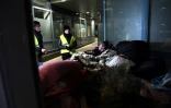 Des volontaires des Restos du Coeur parlent avec un sans-abri à Strasbourg, où la température est descendue à -7 degrés en soirée le 26 février 2018