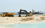 Des engins de chantier effectuent des travaux sur un site de remblaiement à Funafuti, aux Tuvalu, le 6 octobre 2026, dans le cadre du Sommet préparatoire du Pacifique à la COP31