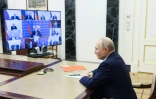 Le président russe Vladimir Poutine préside une réunion du Conseil de sécurité par vidéoconférence au Kremlin, le 7 mars 2025 à Moscou