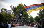 Des supporteurs de l'opposant Nikol Pachinian lors d'un rassemblement, le 2 mai 2018 à Erevan, en Arménie