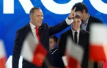 Karol Nawrocki fait le signe de la victoire, lors de l'annonce de son élection à la présidentielle, à Varsovie, le 1er juin 2025