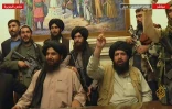 Capture d'image de la télévision Al-Jazeera le 16 août 2021 montrant des talibans dans le palais présidentiel à Kaboul