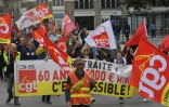 Des syndicalistes de la CGT brandissent des banderoles et des drapeaux lors d'une manifestation contre la réforme des retraites, à Rennes, le 23 mai 2023