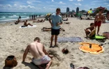 Des personnes sur la plage de Miami, malgré les consignes liées au coronavirus, le 18 mars 2020 en Floride