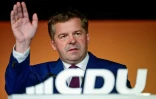 Sven Schulze, ministre-président de Saxe-Anhalt et tête de liste du parti conservateur Union chrétienne-démocrate (CDU) pour les élections régionales, salue ses partisans après l'annonce des résultats des sondages de sortie des urnes lors de la soirée électorale de la CDU à Magdebourg, le 6 septembre 2026 dans l'est de l'Allemagne