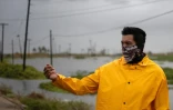 Un employé de la compagnie d’électricité mexicaine à Puerto San Carlos, au Mexique, avant l’arrivée de l’ouragan Polo, le 28 septembre 2026