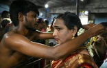 Des membres de la communauté transgenre participent au festival annuel Koovagam, le 28 avril 2026 à Kallakurichi, dans l'Etat indien méridional du Tamil Nadu 