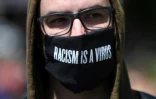 Un manifestant portant un masque clamant "Le racisme est un virus" Ă Londres, le 13 juin 2020