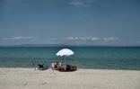 Des touristes sur la plage de Pefkochori, sur la péninsule de Halkidiki, en Grèce, le 20 juin 2020