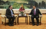 Le secrétaire d'Etat américain Mike Pompeo (g) et le président chinois Xi Jinping, le 14 juin 2018 au Palais du Peuple, à Pékin