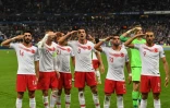 Les joueurs turcs saluent leurs supporters après le match nul obtenu face à la France, le 14 octobre 2019 au Stade de France