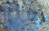 Image satellite fournie par Maxar Technologies, le 17 avril 2025, montrant des nuages de fumée et des bâtiments incendiés dans le camp de réfugiés de Zamzam, près de la ville assiégée d'El-Facher, au Nord Darfour, au Soudan