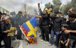 Des manifestants en Iran brûlent le drapeau suédois après la prière du vendredi à Téhéran