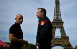 Des pompiers mobilisés contre le manque de moyens à leurs dispositions, sur le campement installé au pied de la tour Eiffel à Paris, le 27 septembre 2026