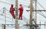 Travaux de maintenance sur des lignes électriques dans le district laotien de Hadxayfong, près de Vientiane, le 22 août 2026  