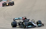 Le septuple champion du monde de Formule 1, le Britannique Lewis Hamilton (Mercedes), mène devant le Néerlandais Max Verstappen (Red Bull), lors du Grand Prix d'Abou Dhabi, le 12 décembre 2021