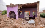 Photo prise le 19 août 2022 montrant une  maison détruite par des inondations dans le village de Makaylab, dans l'Etat du Nil, dans le nord-est du Soudan