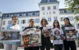 Des proches de Guy Gilboa-Dalal, David et Ariel Cunio, Nimrod Cohen et Evyatar David rassemblés devant le siège du CICR à Genève, le 12 août 2025