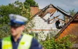 La police et l'armée inspectent les dégâts causés à une maison détruite par les débris d'un drone russe abattu dans le village de Wyryki-Wola, dans l'est de la Pologne, le 10 septembre 2025