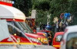 Des policiers et véhicules de secours près du lieu où un automobiliste a foncé sur la terrasse d'un café à Paris, le 17 juillet 2024