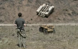 Lors d'un exercice dans un lieu non précisé de l'est de l'Ukraine le 13 août 2025, un soldat ukrainien contrôle des robots dont certains permettent l'évacuation  de blessés du front
