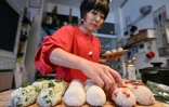 Miki Yamada, gérante de "Warai Musubi", un sevice de traiteur d'onigiri, prépare des boulettes de riz, le 7 décembre 2023 à Tokyo
