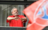 L'ex président brésilien Lula salue ses partisans du balcon de son appartement à Sao Bernardo do Campo (25 kms de Sao Paulo), le 13 mars 2016