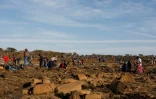 Des Sud-Africains à la recherche de diamants dans le sol du village de KwaHlathi le 15 juin 2021