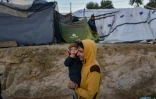 Des centaines de tentes sont alignées en rangées compactes sur le terrain longeant les grilles du camp "officiel" de Moria 