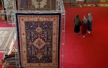 Des visiteuses de l'Exposition de tapis iraniens, le 23 août 2022 à Téhéran