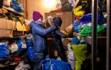 Anna Chmielewska, une activiste de l'ONG 'Fundacja Ocalenie'  prépare des vêtements à destination des réfugiés à Sokolka, en Pologne, le 10 novembre 2021
