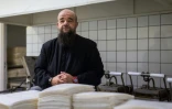 Le père Piotr Barczyk dans la cuisine d'une ferme de Blonie où l'on prépare des oplatek, le 6 décembre 2023 dans le sud de la Pologne