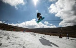 Un snowboarder effectue un saut dans le snowpark de la station d'Afriski dans les montages de Maluti, le 10 juillet 2018 au Lesotho 