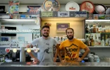 Florian Ferrer et Cedric Barnier dans leur bar à Malaucène, fermé en raison de l'épidémie de Covid-19, le 28 mai 2020