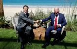 Le président français Emmanuel Macron salue son homologue américain Joe Biden avant un entretien bilatéral lors du sommet du G7 à Carbis Bay le 12 juin 2021