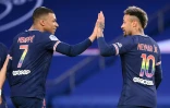 L'attaquant français du Paris Saint-Germain, Kylian Mbappé, félicite l'attaquant brésilien Neymar, après son pénalty marqué contre Reims, le 16 mai 2021 au Parc des Princes