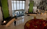 Le hall désert d'un hôtel de Wuhan en pleine épidémie, le 29 janvier 2020