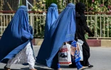 Des femmes revêtues de burqas marchent dans une rue de Kaboul, le 1er septembre 2021