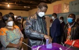 Le président sortant Edgar Lungu (c) vote à la présidentielle, le 12 août 2021 à Lusaka, en Zambie