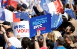 Des supporters d'Emmanuel Macron brandissent des pancartes en faveur du président candidat à sa réélection, lors de son meeting à Marseille, le 16 avril 2022
